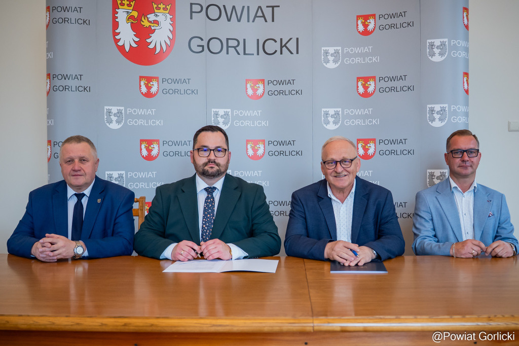 Podpisanie umowy na budowa mostu w ciągu drogi powiatowej Sękowa-Rozdziele