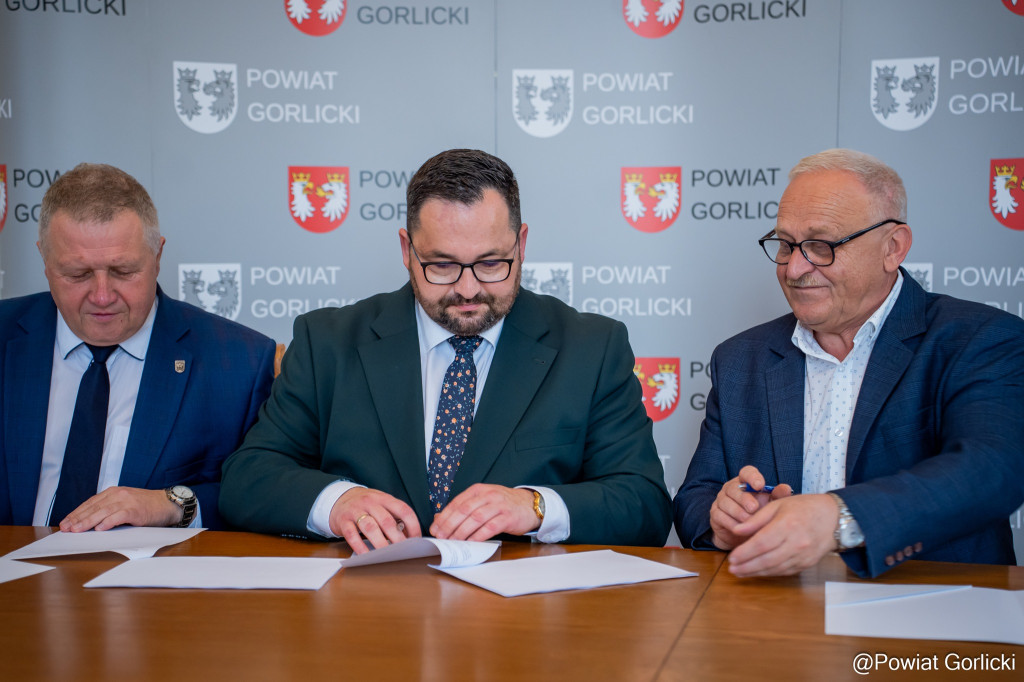 Podpisanie umowy na budowa mostu w ciągu drogi powiatowej Sękowa-Rozdziele
