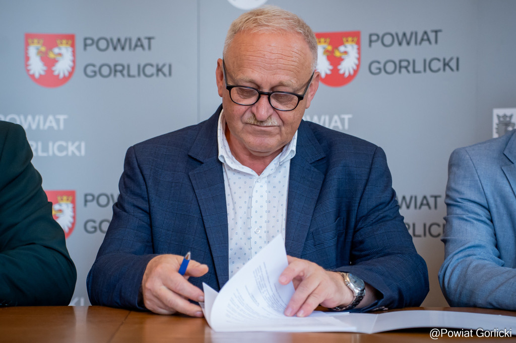 Podpisanie umowy na budowa mostu w ciągu drogi powiatowej Sękowa-Rozdziele