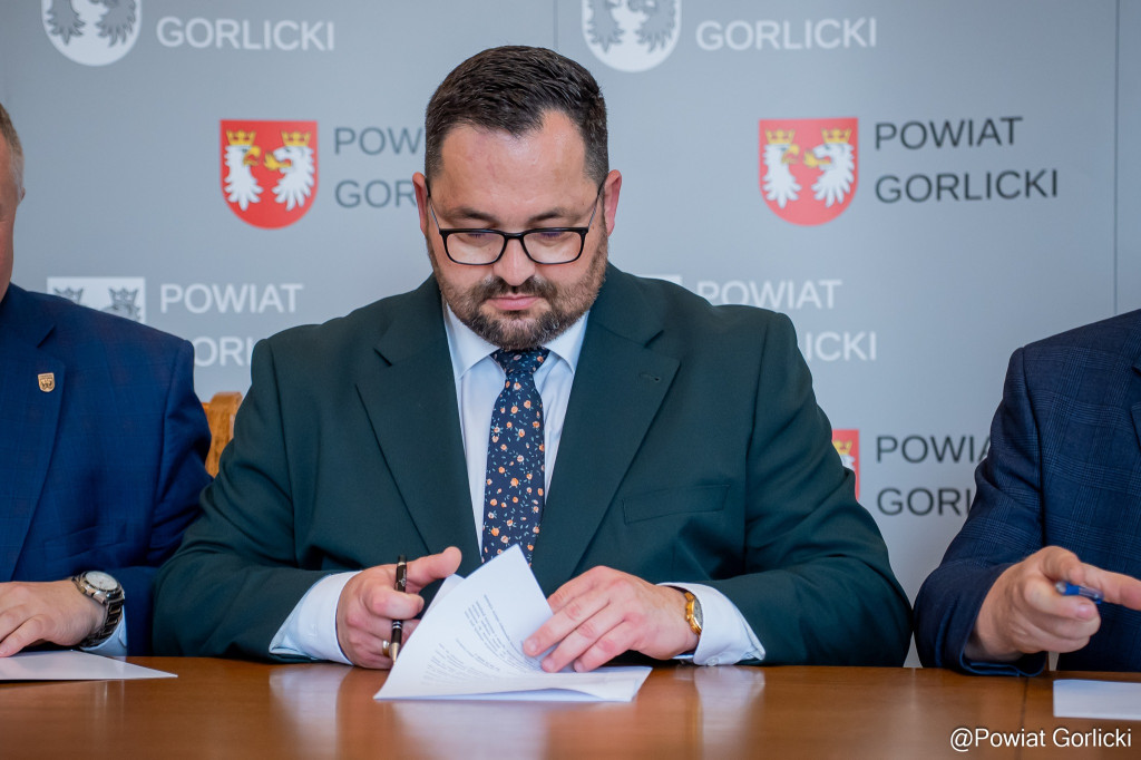 Podpisanie umowy na budowa mostu w ciągu drogi powiatowej Sękowa-Rozdziele