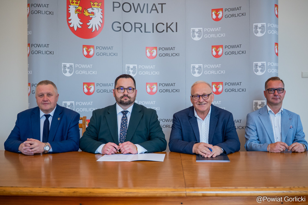 Podpisanie umowy na budowa mostu w ciągu drogi powiatowej Sękowa-Rozdziele