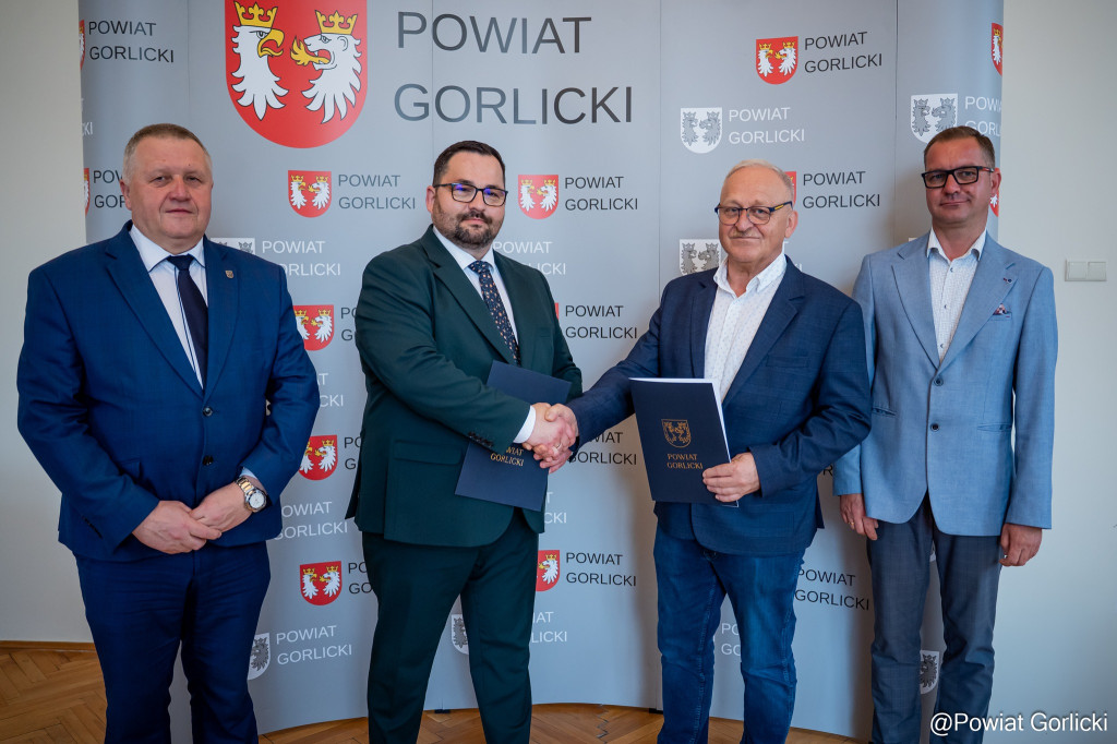Podpisanie umowy na budowa mostu w ciągu drogi powiatowej Sękowa-Rozdziele