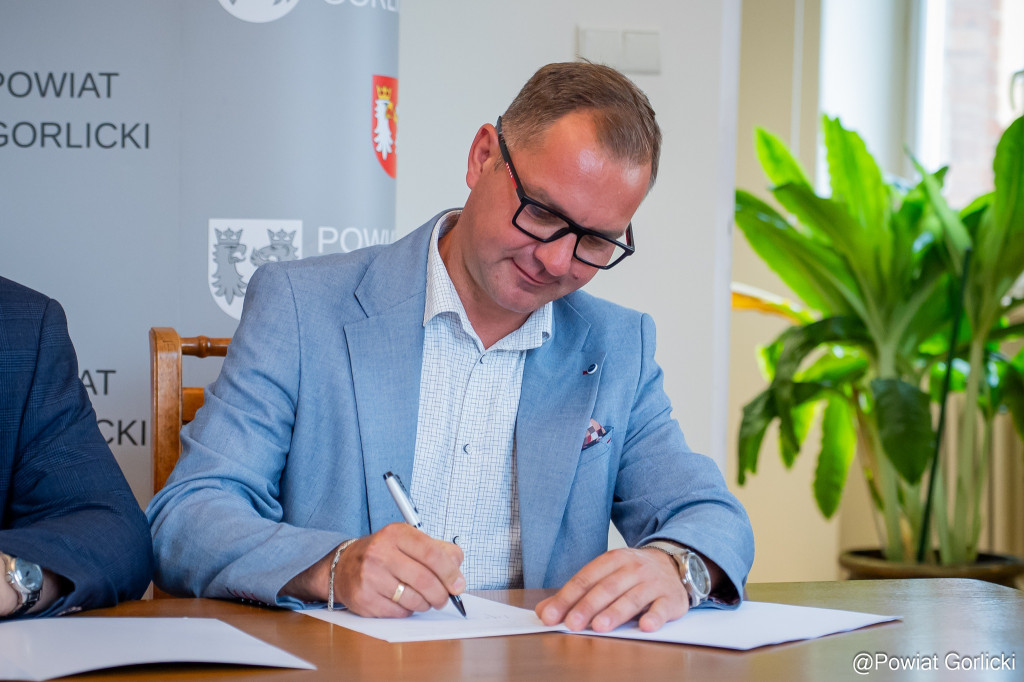 Podpisanie umowy na budowa mostu w ciągu drogi powiatowej Sękowa-Rozdziele