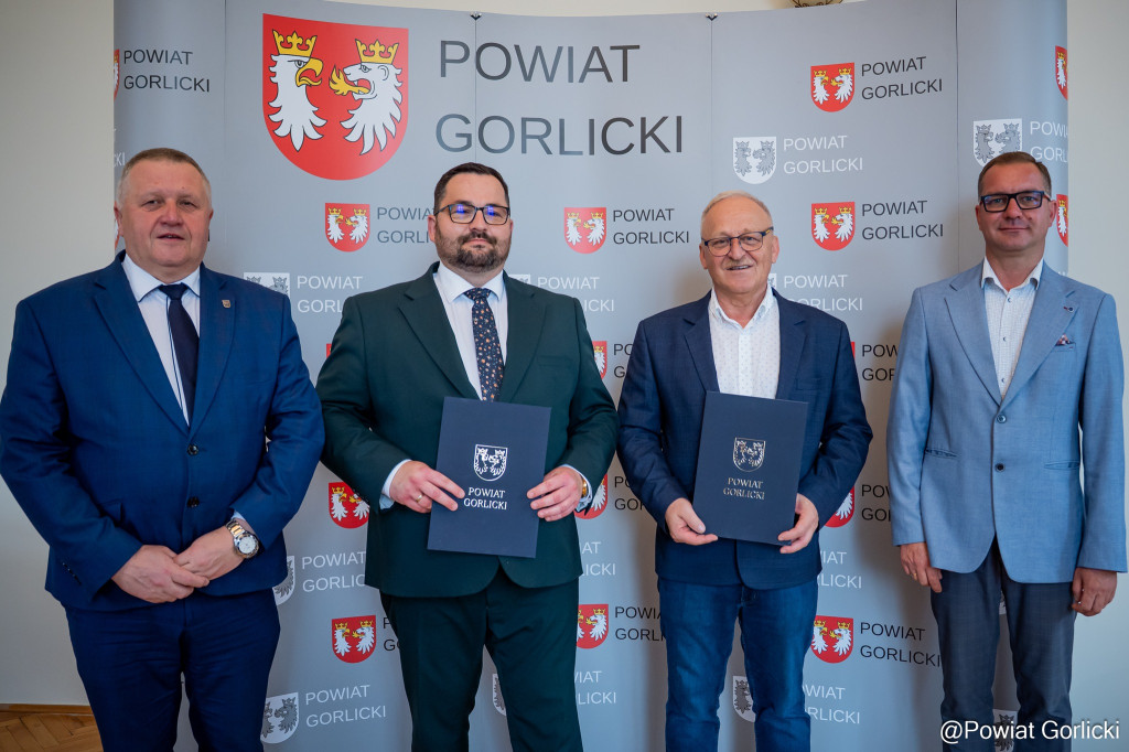 Podpisanie umowy na budowa mostu w ciągu drogi powiatowej Sękowa-Rozdziele