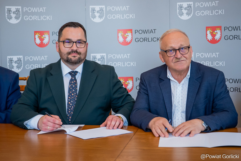 Podpisanie umowy na budowa mostu w ciągu drogi powiatowej Sękowa-Rozdziele