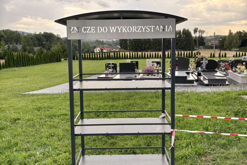 Regały na znicze w Gminie Łużna