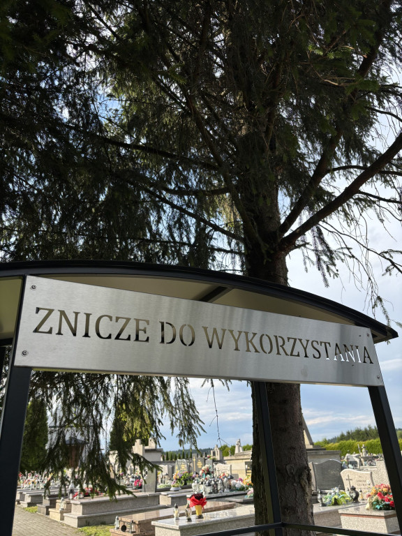 Regały na znicze w Gminie Łużna