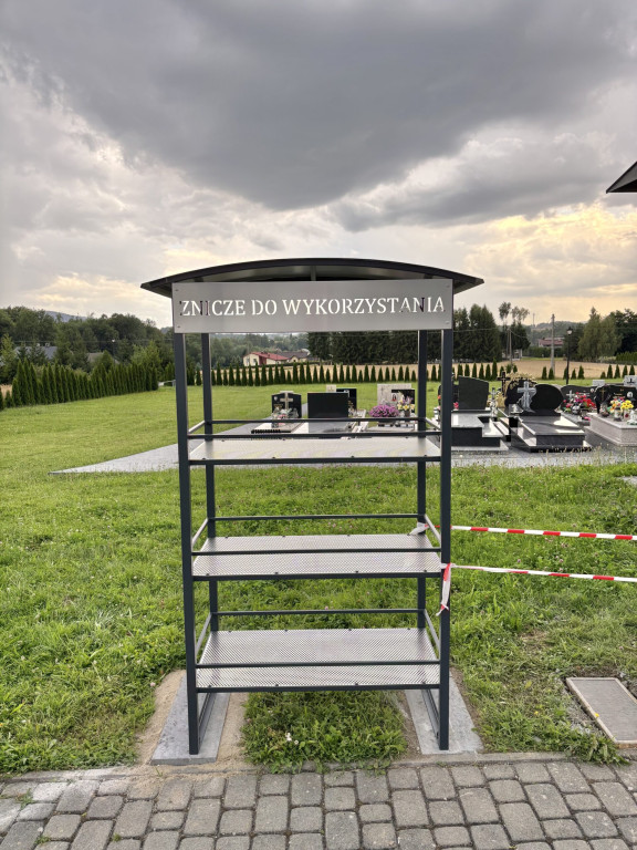 Regały na znicze w Gminie Łużna