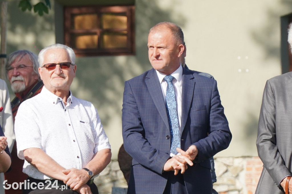 Odsłonięcie Herbu Gryf w Szymbarku