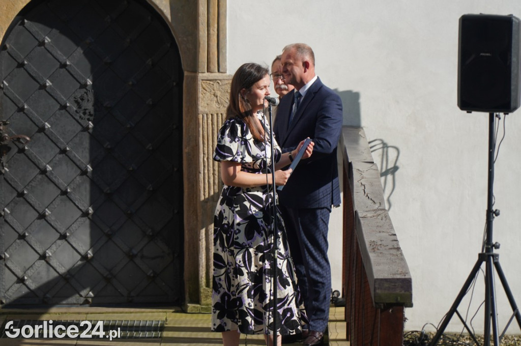 Odsłonięcie Herbu Gryf w Szymbarku