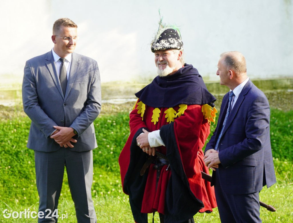 Odsłonięcie Herbu Gryf w Szymbarku
