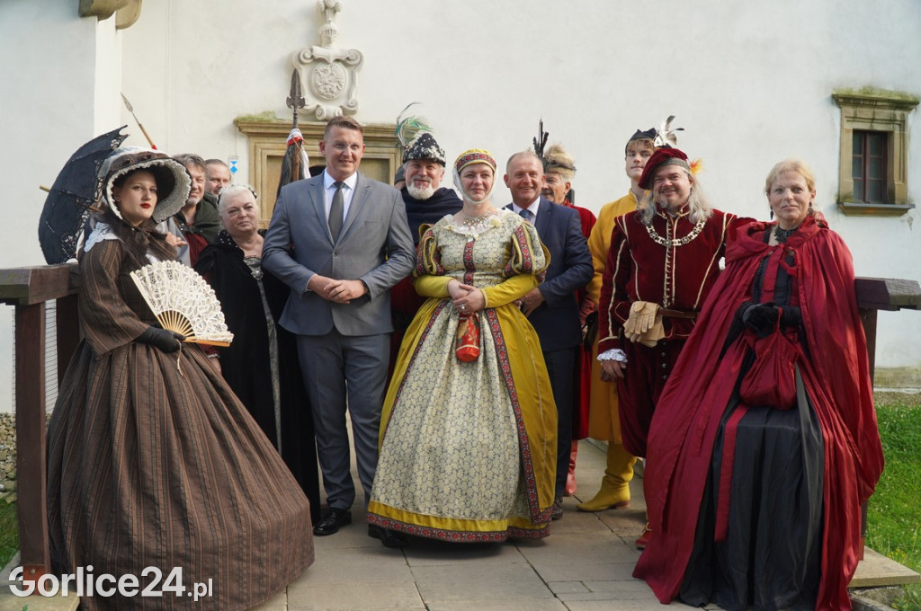 Odsłonięcie Herbu Gryf w Szymbarku