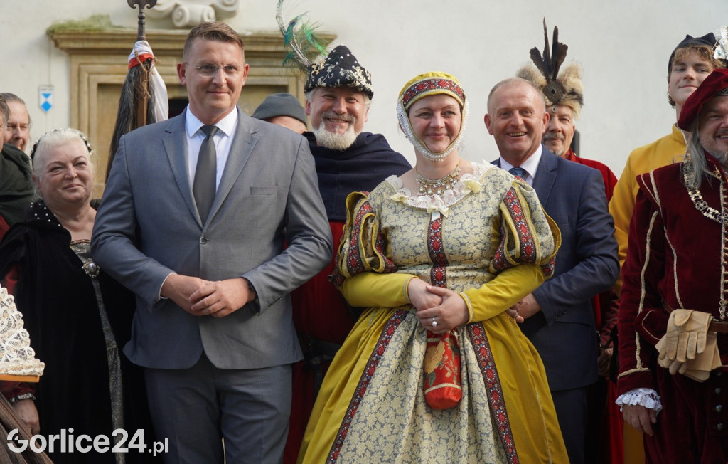 Odsłonięcie Herbu Gryf w Szymbarku