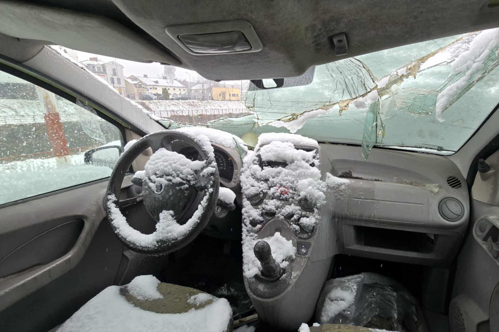Wrak pandy na parkingu przy ul. Mickiewicza
