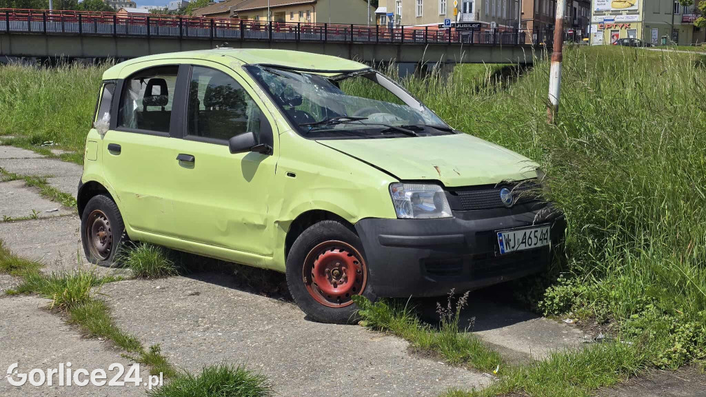 Wrak pandy na parkingu przy ul. Mickiewicza
