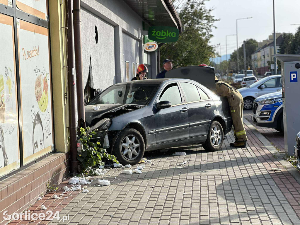 Samochód wjechał w ścianę przy ul. Michalusa (29.08.)
