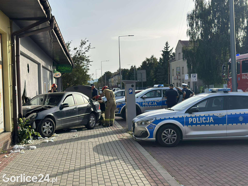 Samochód wjechał w ścianę przy ul. Michalusa (29.08.)