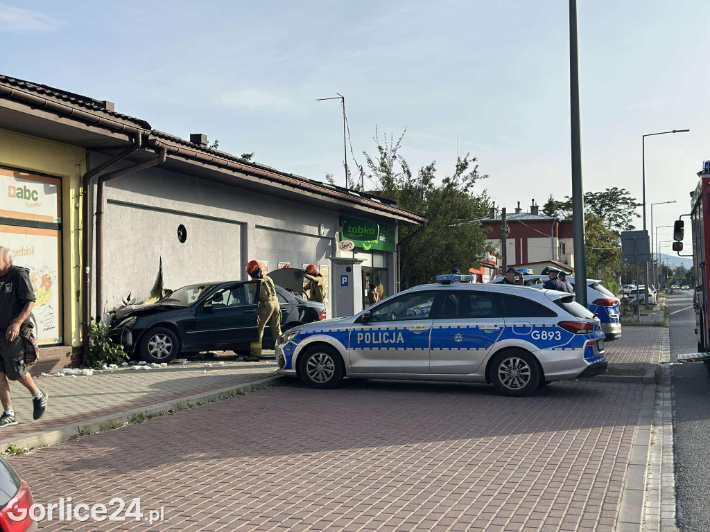 Samochód wjechał w ścianę przy ul. Michalusa (29.08.)
