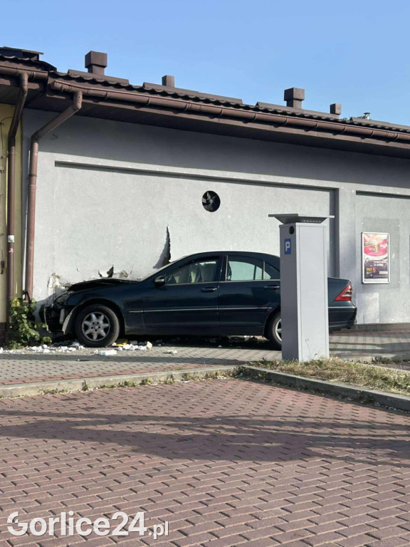 Samochód wjechał w ścianę przy ul. Michalusa (29.08.)