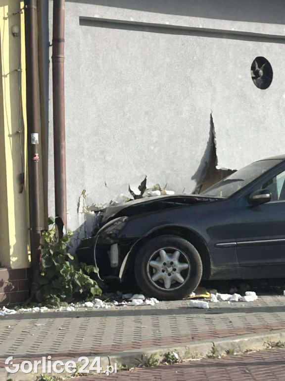 Samochód wjechał w ścianę przy ul. Michalusa (29.08.)