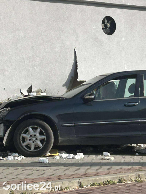 Samochód wjechał w ścianę przy ul. Michalusa (29.08.)
