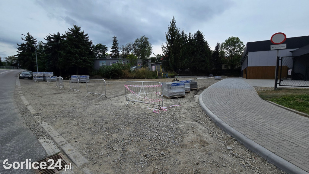 Przebudowa placu pod lodowiskiem  (14.09)