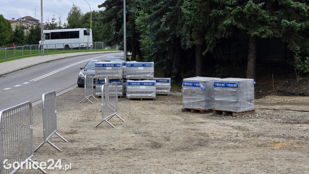 Przebudowa placu pod lodowiskiem  (14.09)