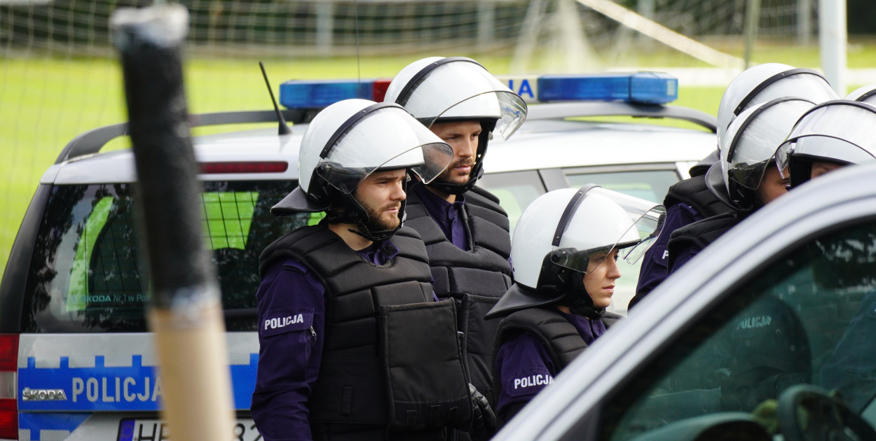 Ćwiczenia policji na gorlickim stadionie