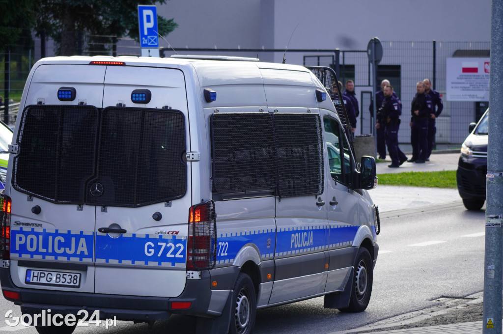 Ćwiczenia policji na gorlickim stadionie