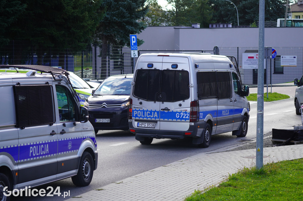 Ćwiczenia policji na gorlickim stadionie