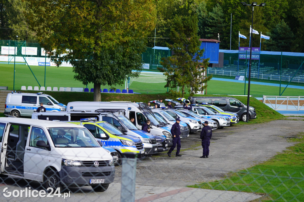 Ćwiczenia policji na gorlickim stadionie