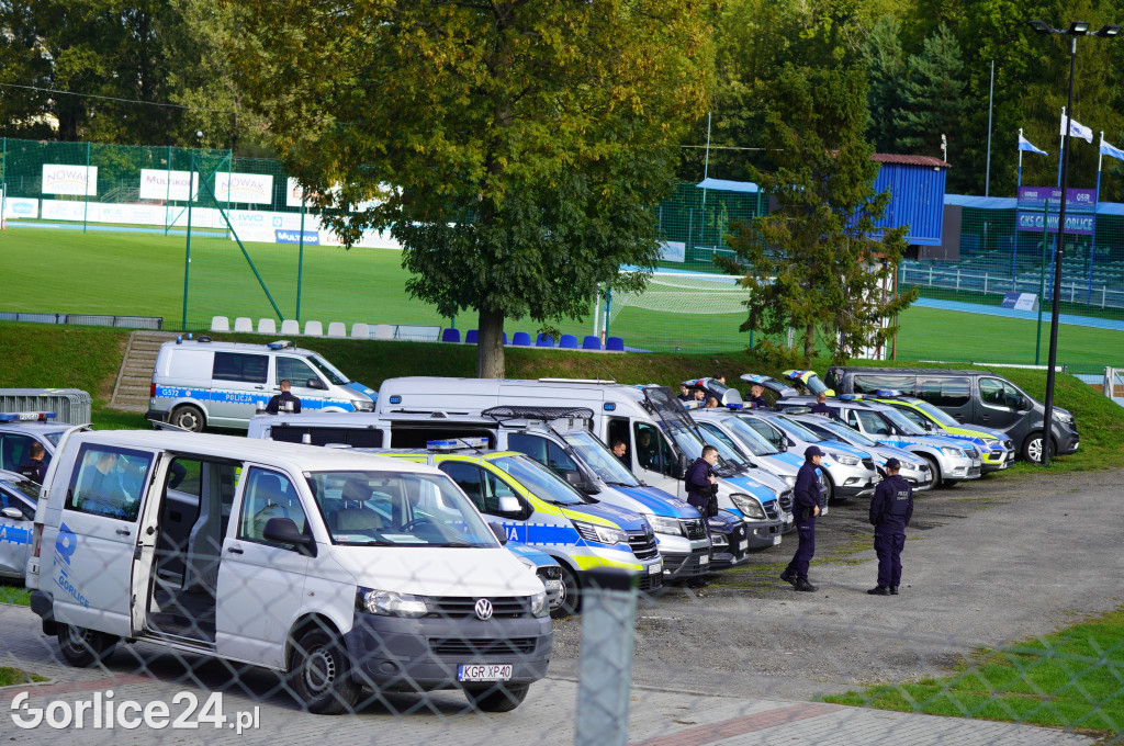 Ćwiczenia policji na gorlickim stadionie