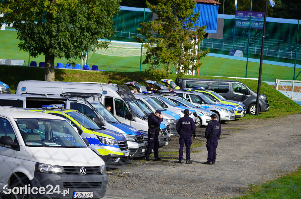 Ćwiczenia policji na gorlickim stadionie