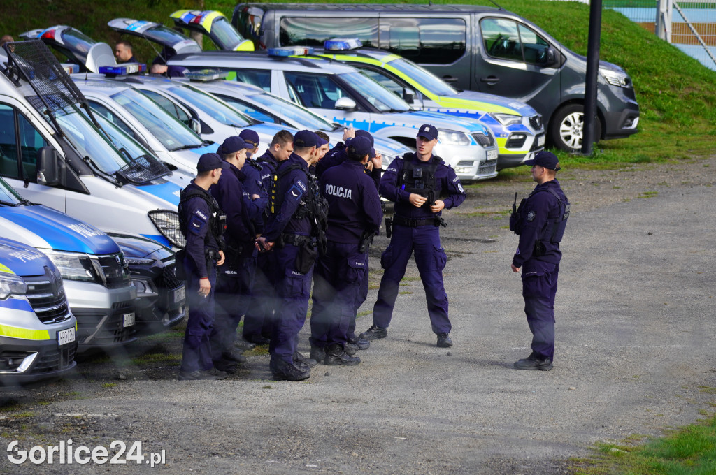 Ćwiczenia policji na gorlickim stadionie
