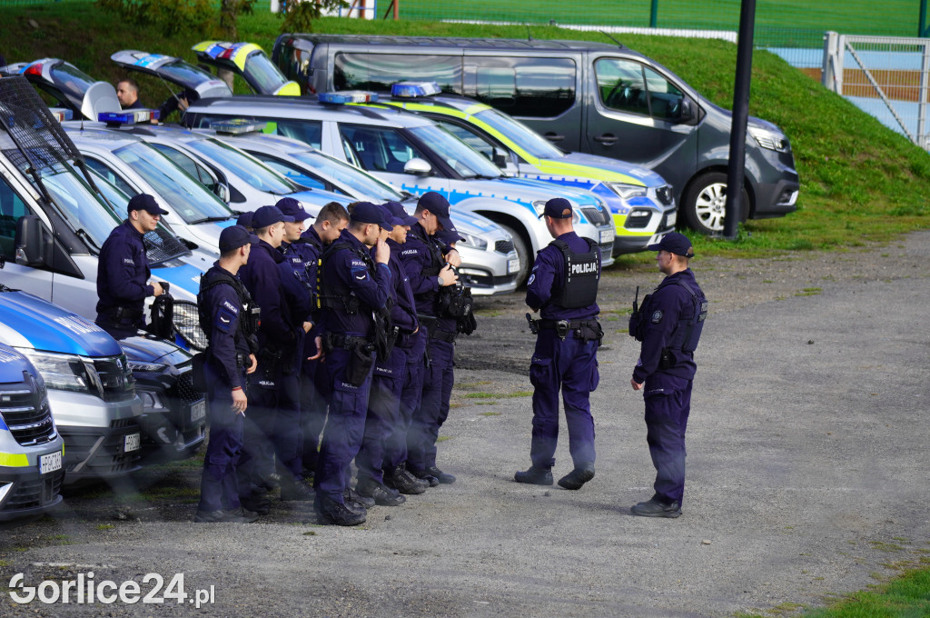 Ćwiczenia policji na gorlickim stadionie