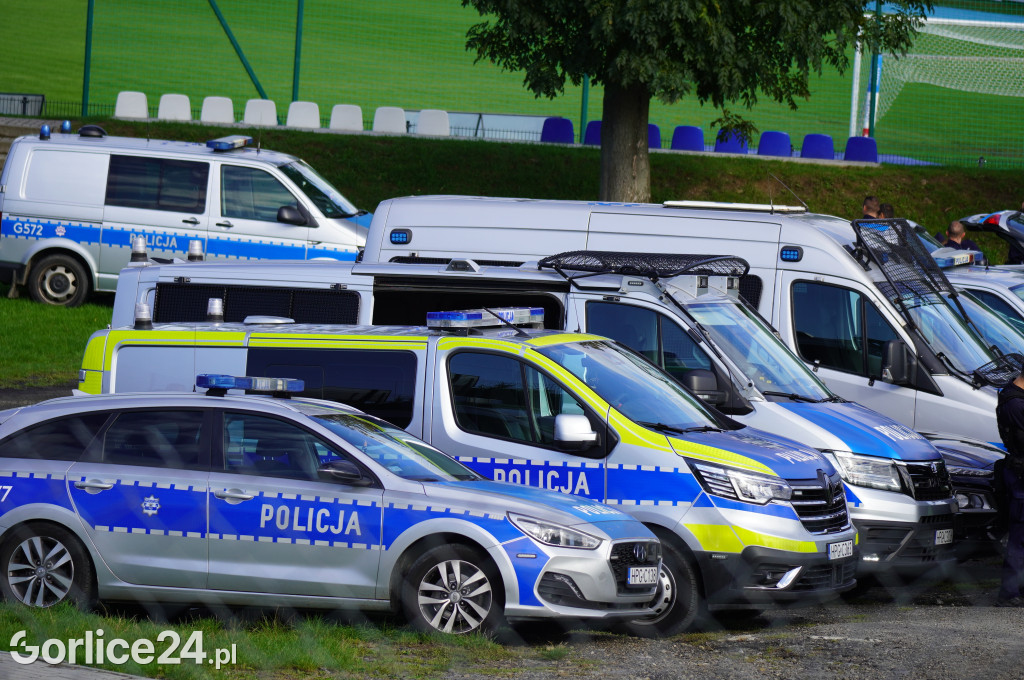 Ćwiczenia policji na gorlickim stadionie