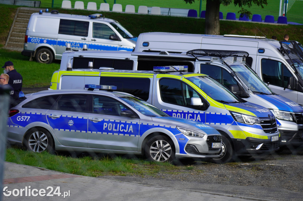 Ćwiczenia policji na gorlickim stadionie