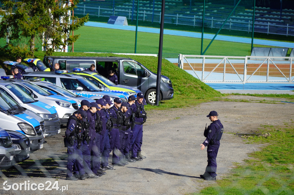 Ćwiczenia policji na gorlickim stadionie