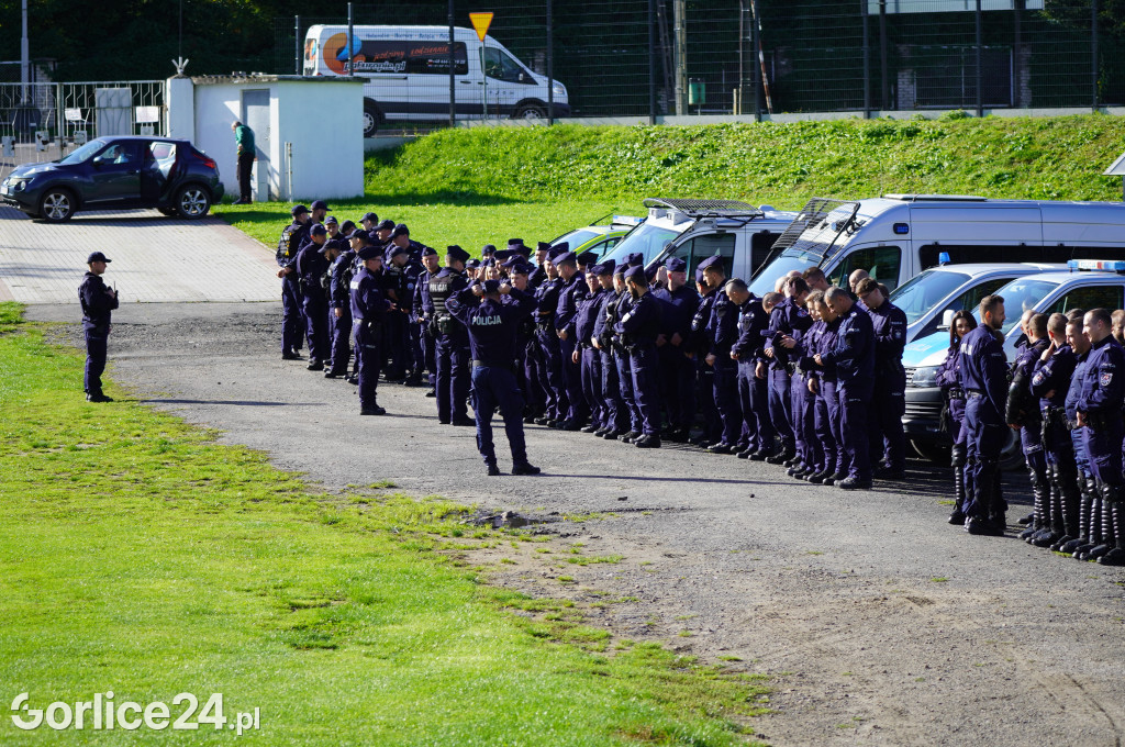Ćwiczenia policji na gorlickim stadionie