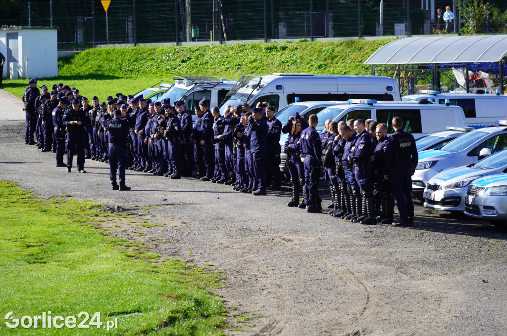 Ćwiczenia policji na gorlickim stadionie