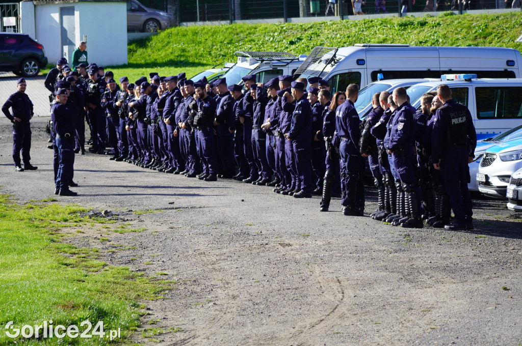 Ćwiczenia policji na gorlickim stadionie
