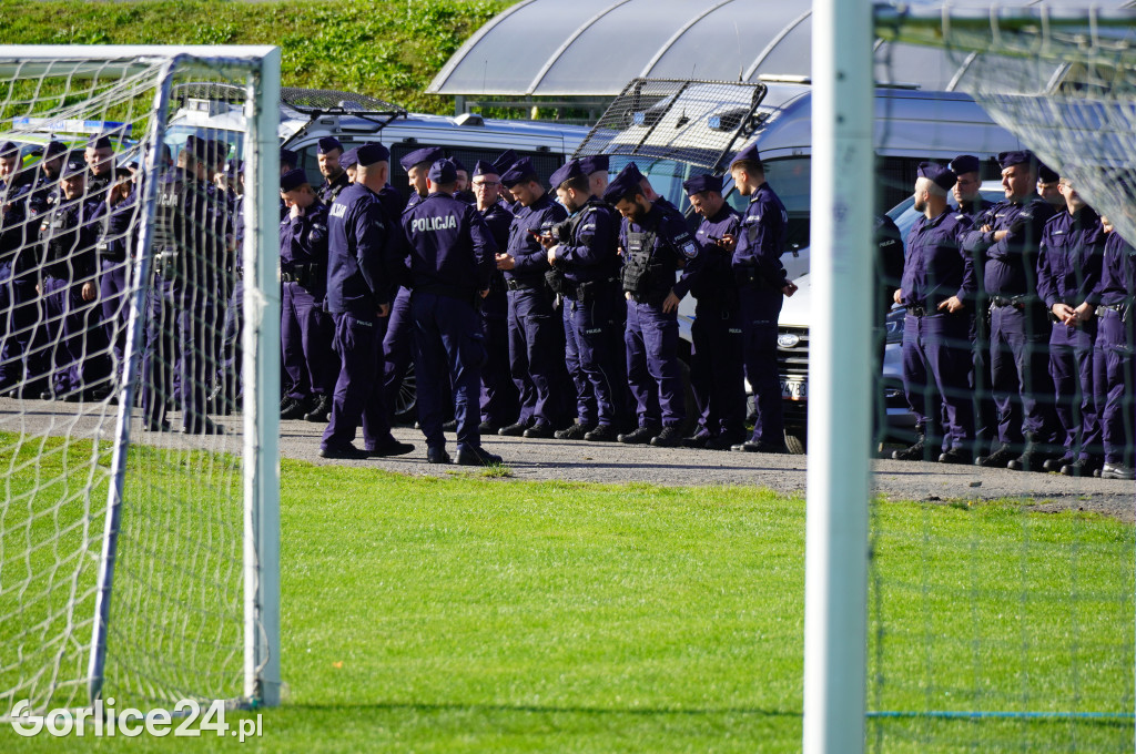 Ćwiczenia policji na gorlickim stadionie