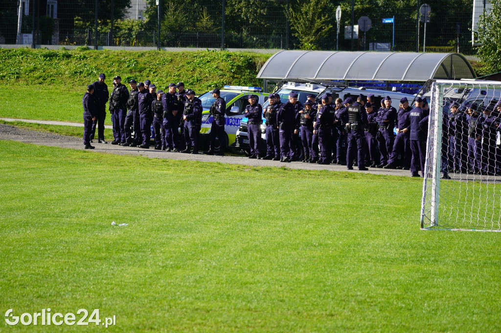Ćwiczenia policji na gorlickim stadionie