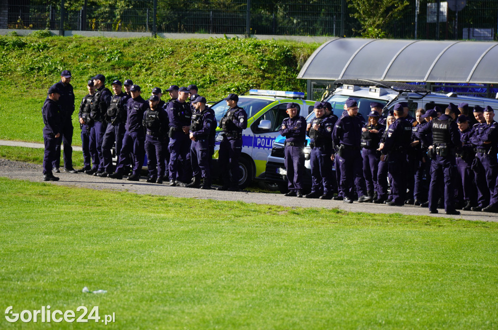 Ćwiczenia policji na gorlickim stadionie