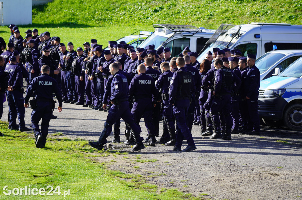 Ćwiczenia policji na gorlickim stadionie