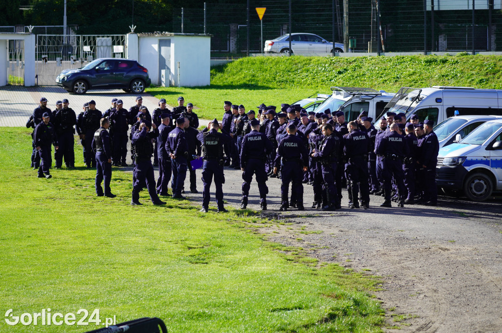 Ćwiczenia policji na gorlickim stadionie