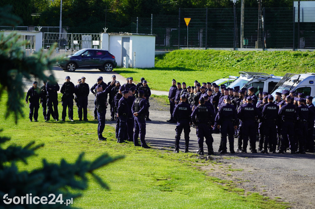 Ćwiczenia policji na gorlickim stadionie