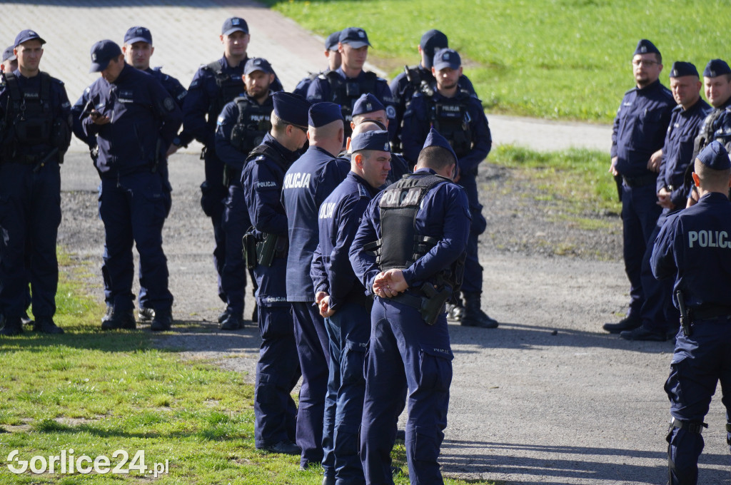 Ćwiczenia policji na gorlickim stadionie