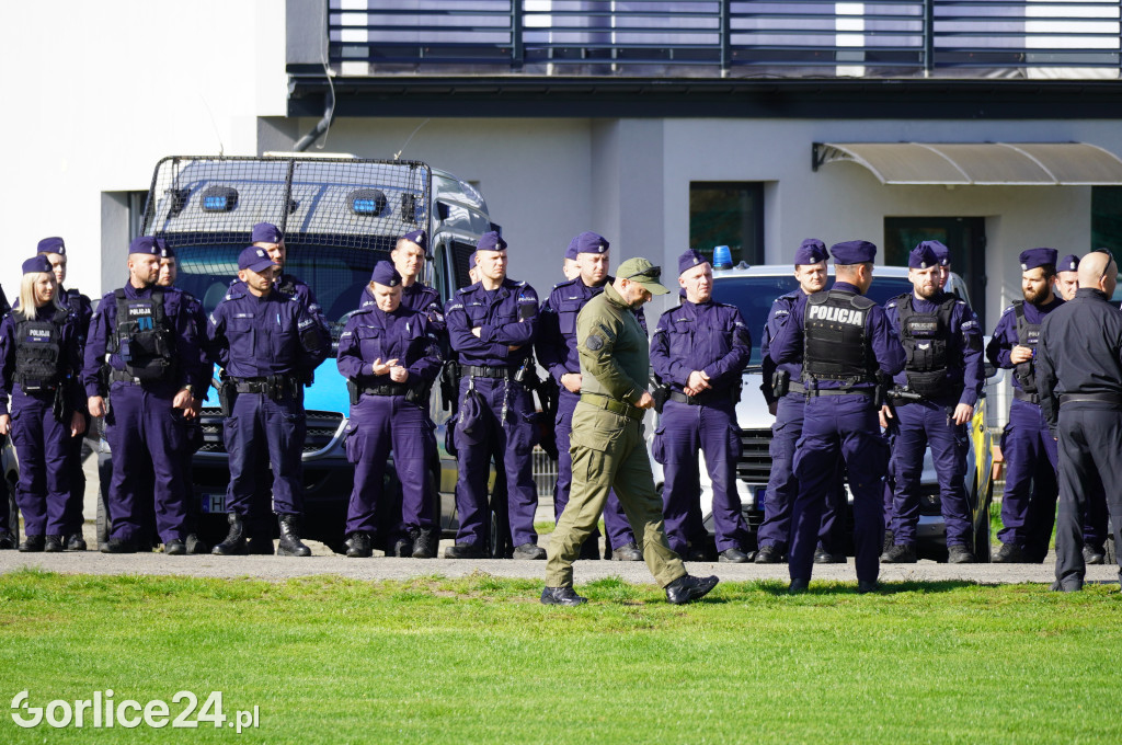 Ćwiczenia policji na gorlickim stadionie