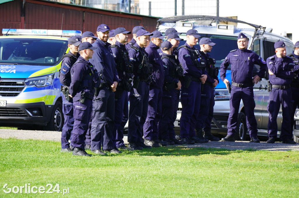 Ćwiczenia policji na gorlickim stadionie